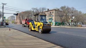 В Благовещенске на улице Ленина укладывают верхний слой асфальта